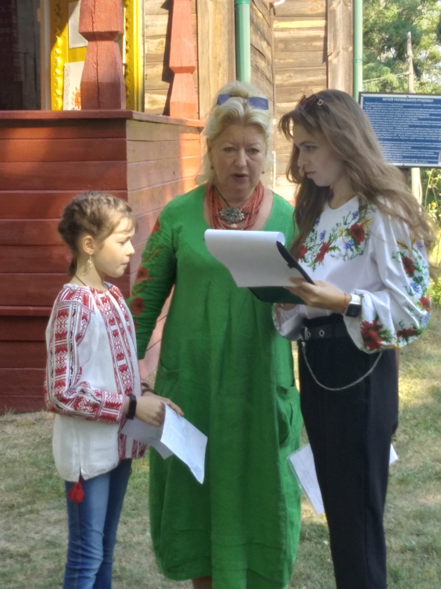 Перед початком свята. Зліва направо: Анна Апанович, Наталія Заїка, Наталія Шкіра