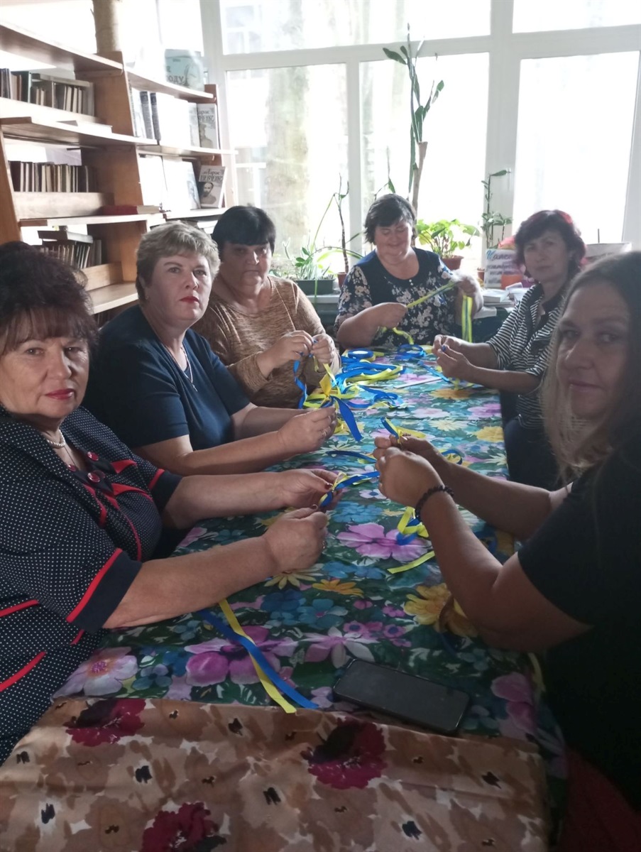 У бібліотеці збираються волонтери, жителі громади, діти. У них спільна мета – наблизити Перемогу України!