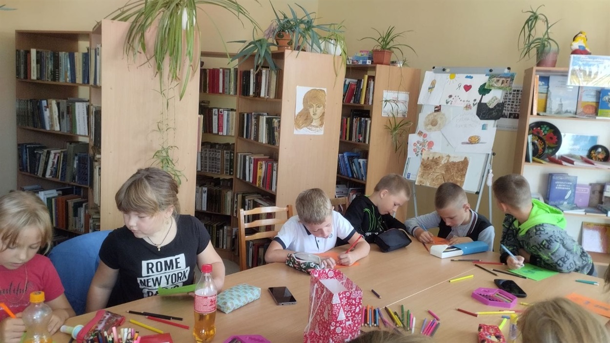 Занятття з малювання діти люблять саме у стінах бібліотеки 