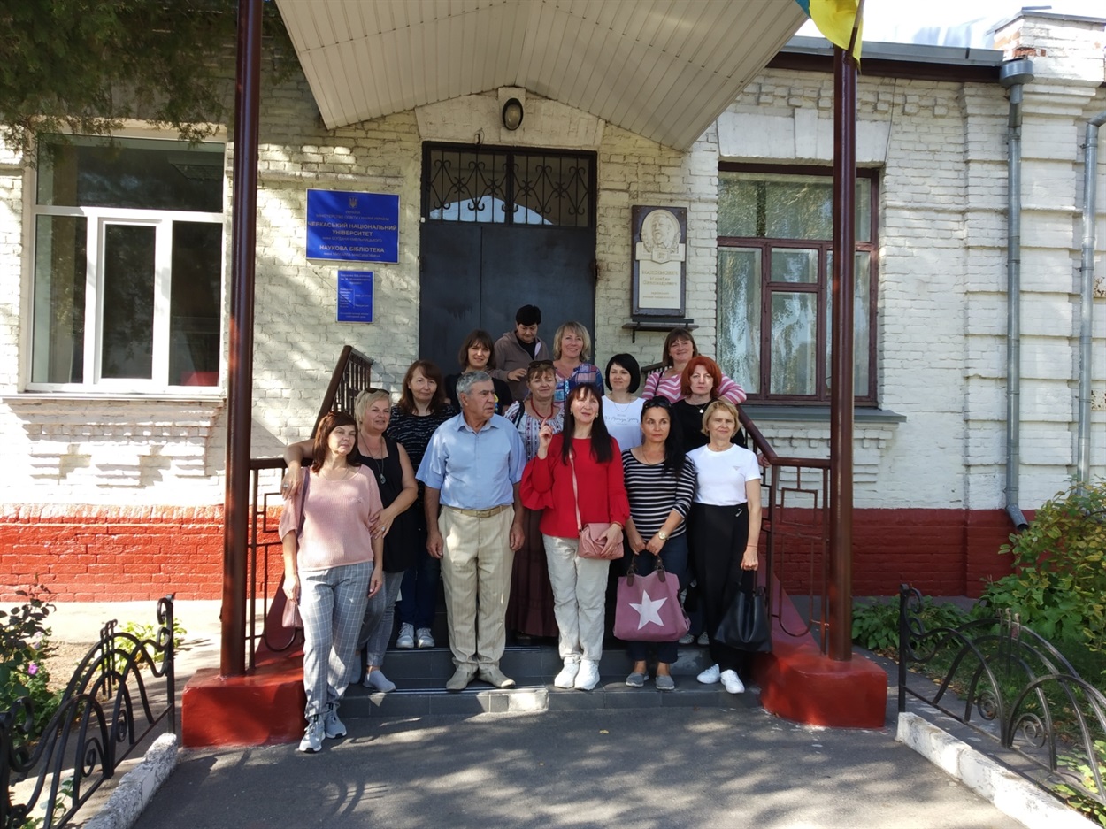 Біля бібліотеки у Черкасах