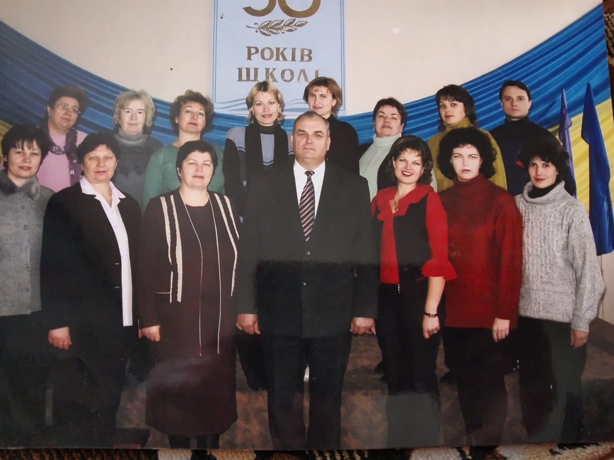 Колектив педагогів школи №3 в Переяславі з директором Володимиром Репою 