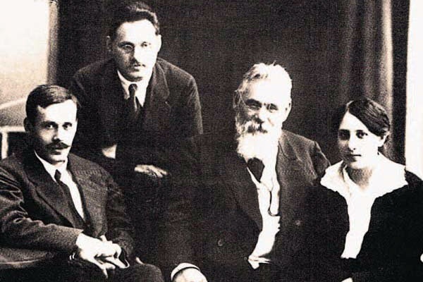 Левко Симиренко (1855—1920) з дітьми, 1910-ті рр. Зліва направо: Платон (1888—1952), Володимир (1891—1938), Тетяна (1887—1973)
