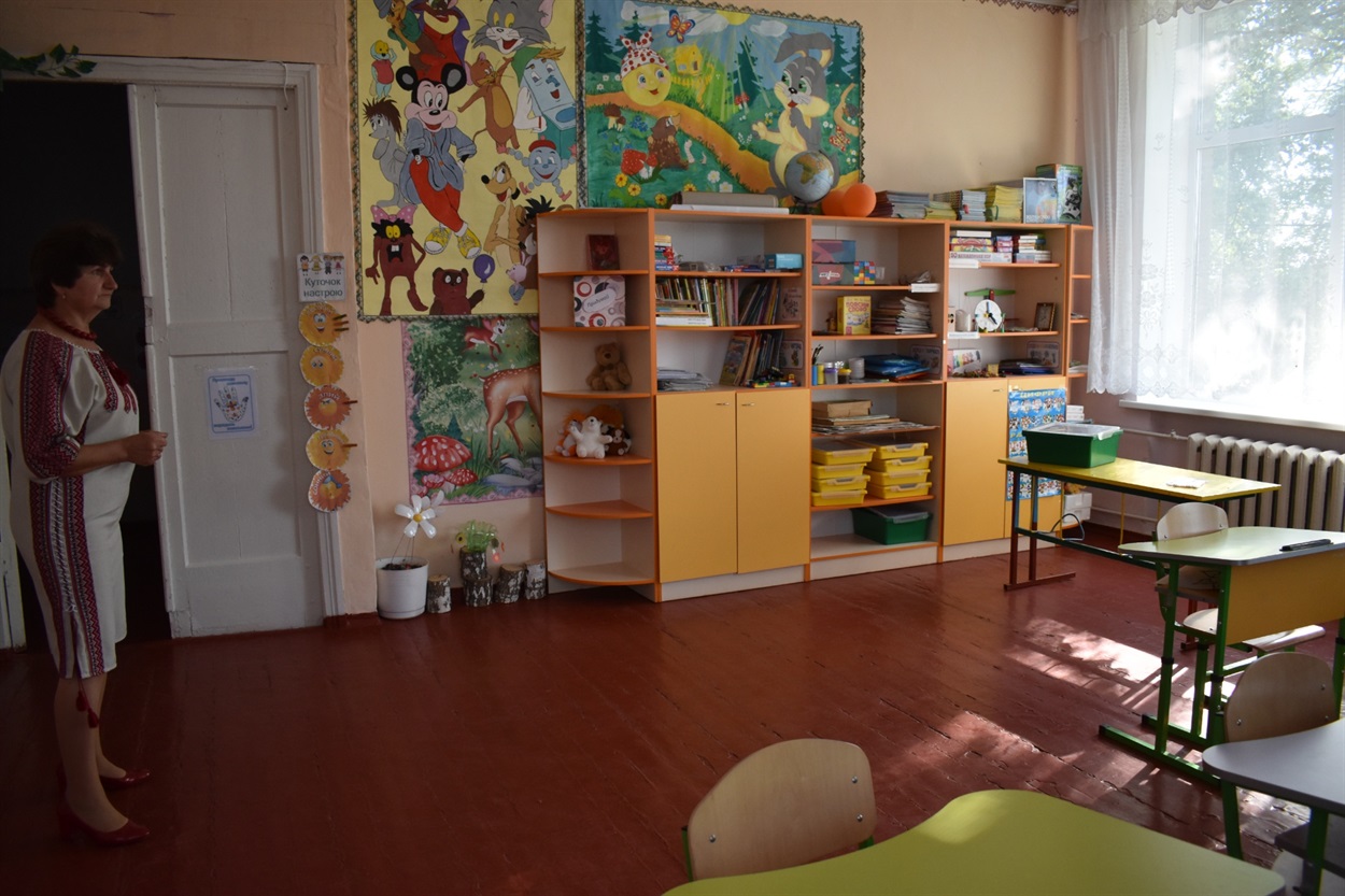 Класна кімната учнів початкової  школи обладнана за вимогами НУШ  - яскрава і сучасна 