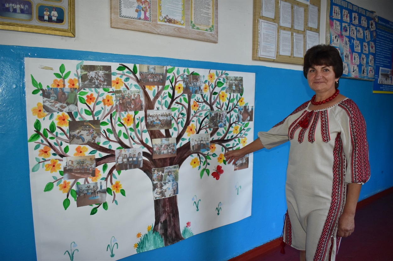 У шкільному коридорі стіни прикрашають дитячі роботи 