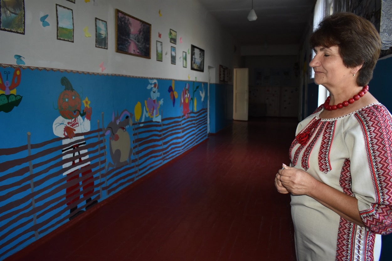 Шкільний коридор розмалювали вчителі самотужки 