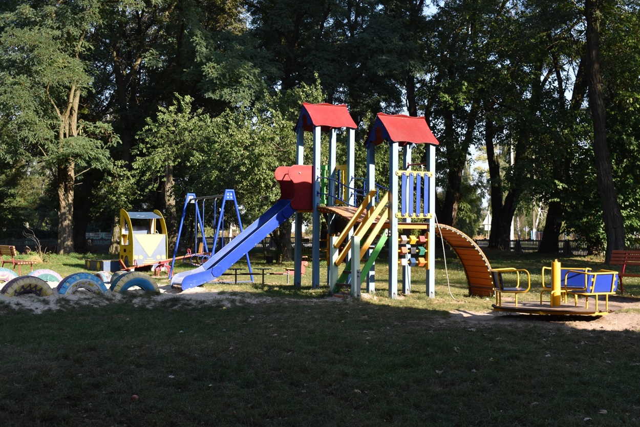 Дитячий майданчик на території гімназії/дитсадка встановив на подарунок фермер Володимир Романенко 