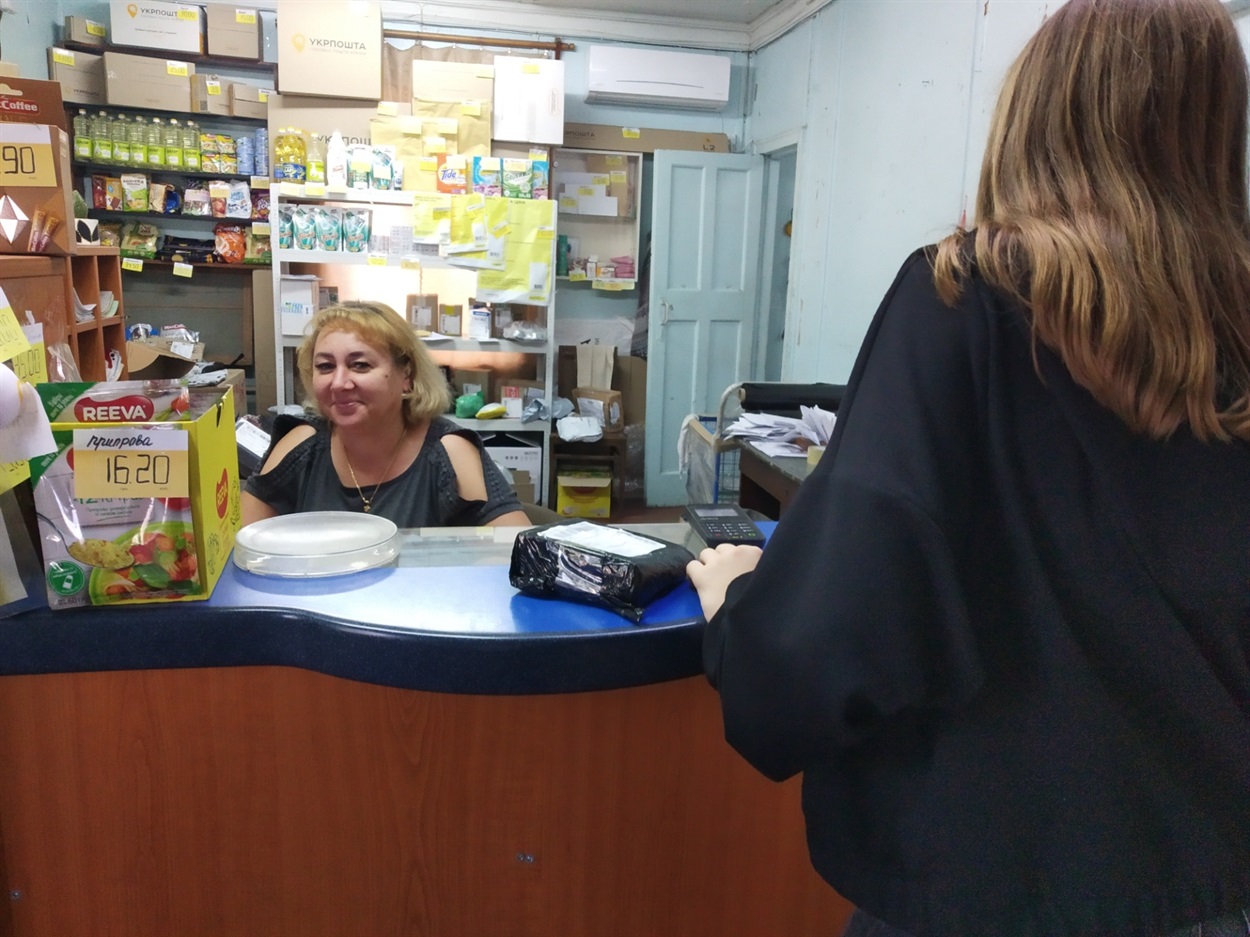 Завідуюча поштовим відділенням Людмила Ткаченко з усмішкою обслговує клієнтів
