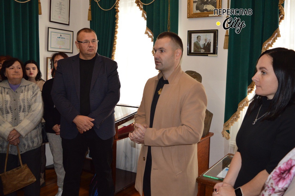 Директор НІЕЗ «Переяслав» Олексій Лукашевич та ректор Університету Григорія Сковороди Віталій Коцур на відкритті виставки 