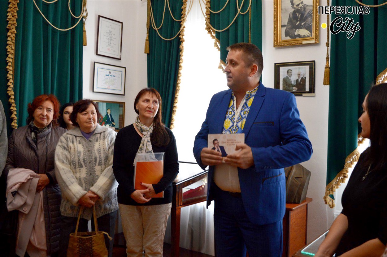 Начальник відділу культури і туризму Валентин Шуткевич дарує музею буклет, присвячений М.І.Сікорському 