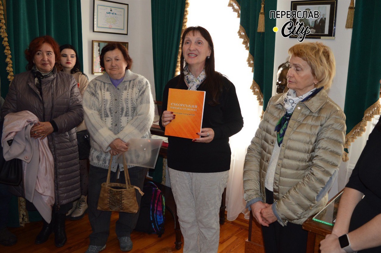 Директорка університетської бібліотеки Ольга Шкира з виданням «Закарбовані миті…»