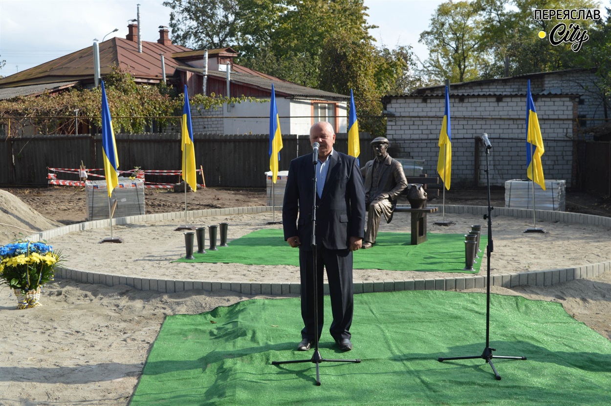 Голова громадської організації "Відродження Переяслава" Іван Якименко розповідає присутнім про те, скільки часу втілювався у життя проєкт, спрямований на увіковічення пам'яті про Сікорського