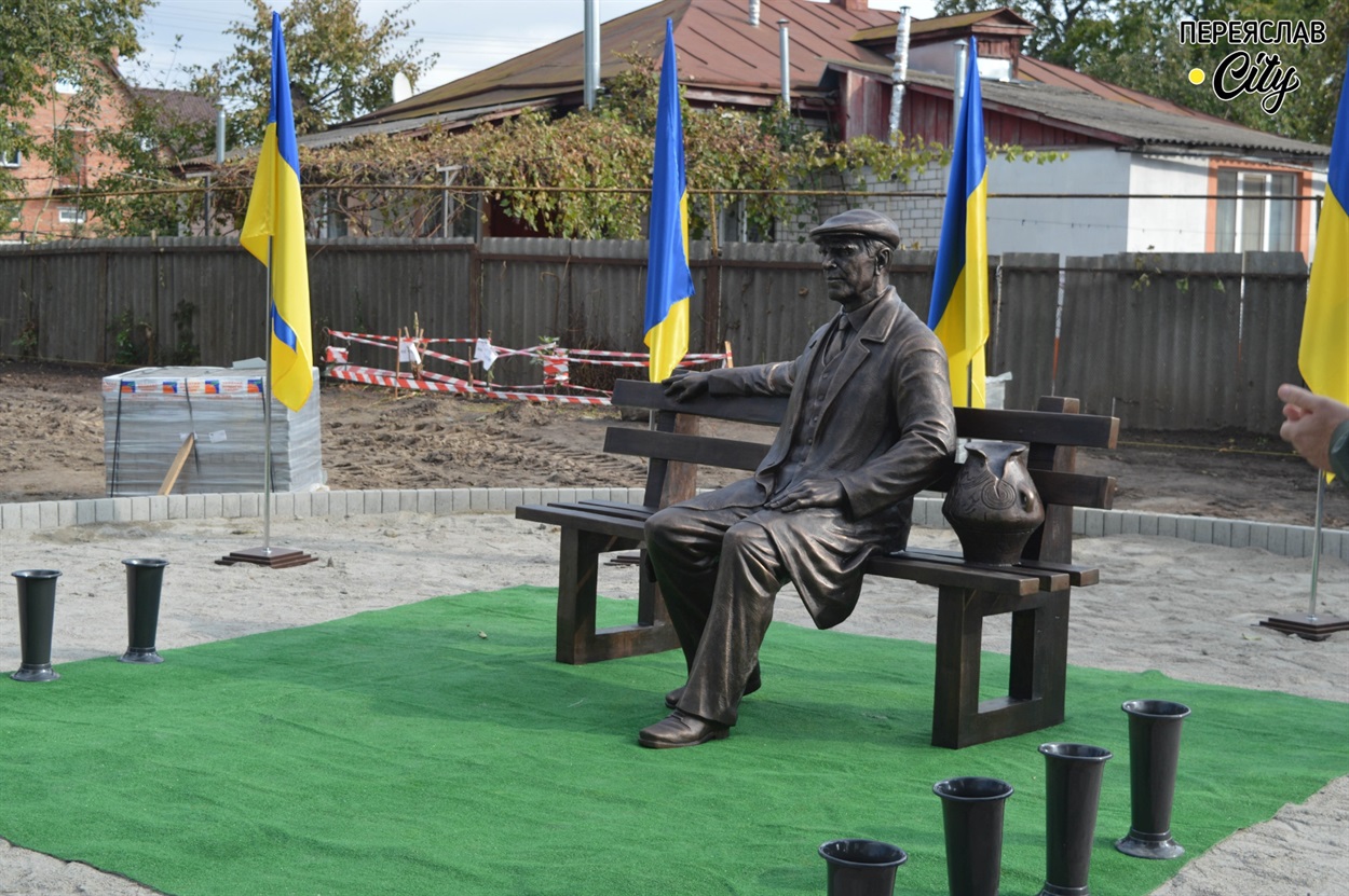 Пам'ятник Михайлу Сікорському. Це скульптурна композиція у вигляді лавки, на якій сидить Михайло Іванович, а біля нього стоїть копія глиняної посудини