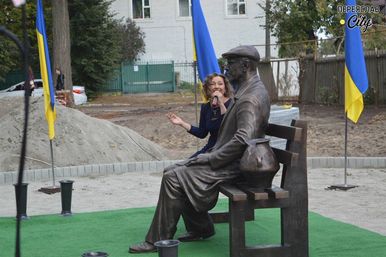 Лідія Ющишина присіла біля Михайла Івановича щоб для нього та присутніх виконати пісню "Пройдуся я містом"