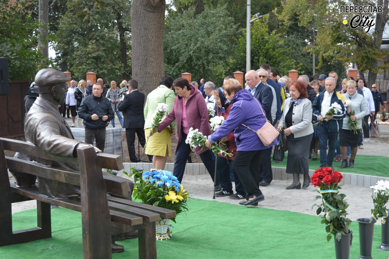 Покладання квітів