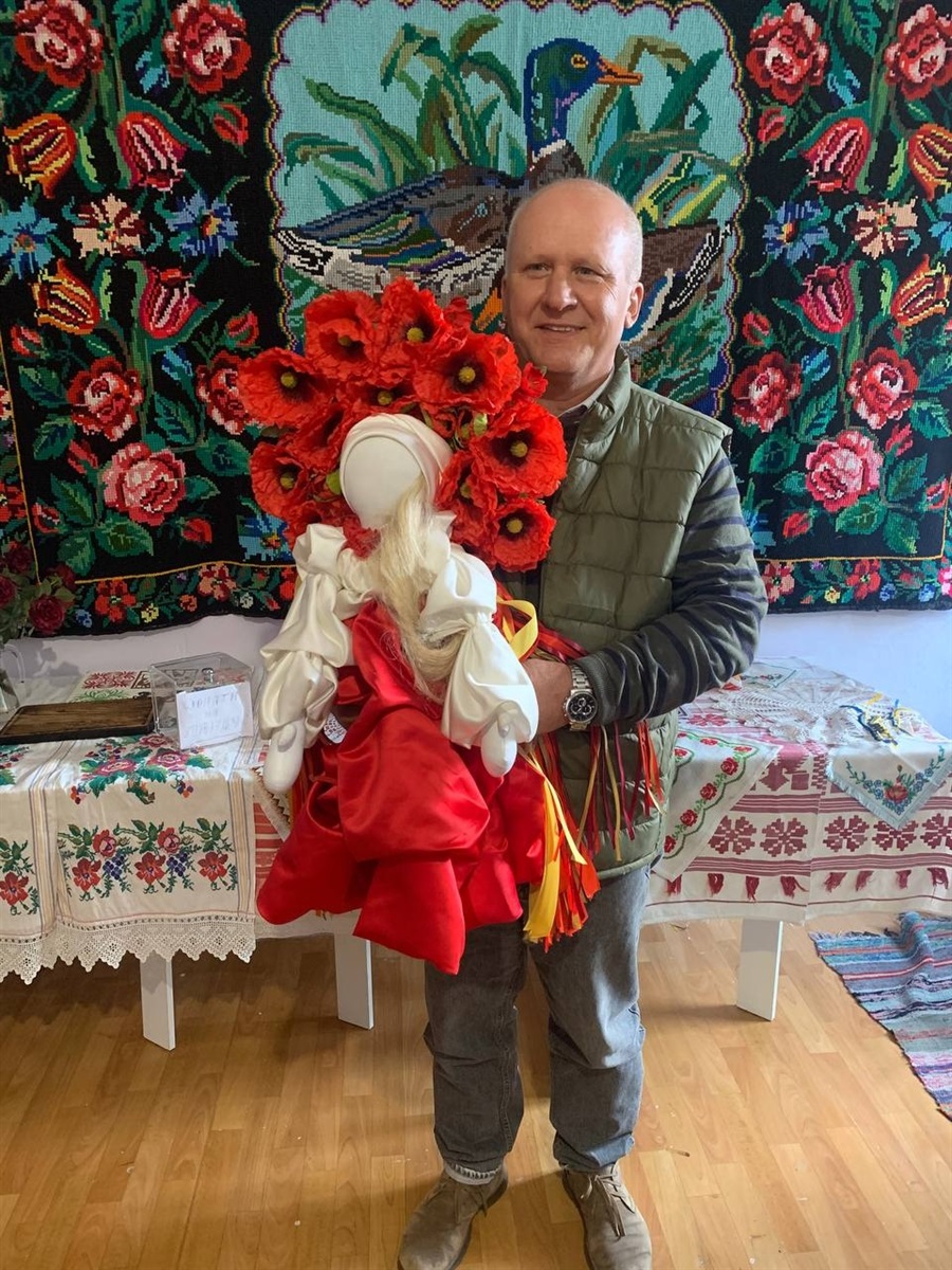 Валерій Бідношей тримає в руках Любомиру – оберіг України, символ акції "В Єдності наша Сила"