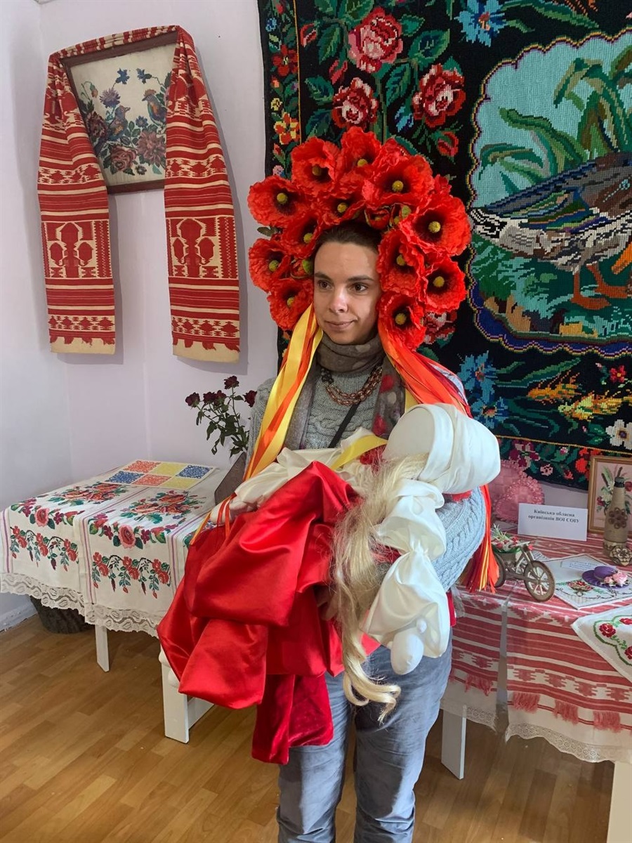 Mathilde Audiard приміряла український вінок, що є частиною образу Любомири – оберегу України, символу акції "В Єдності наша Сила"