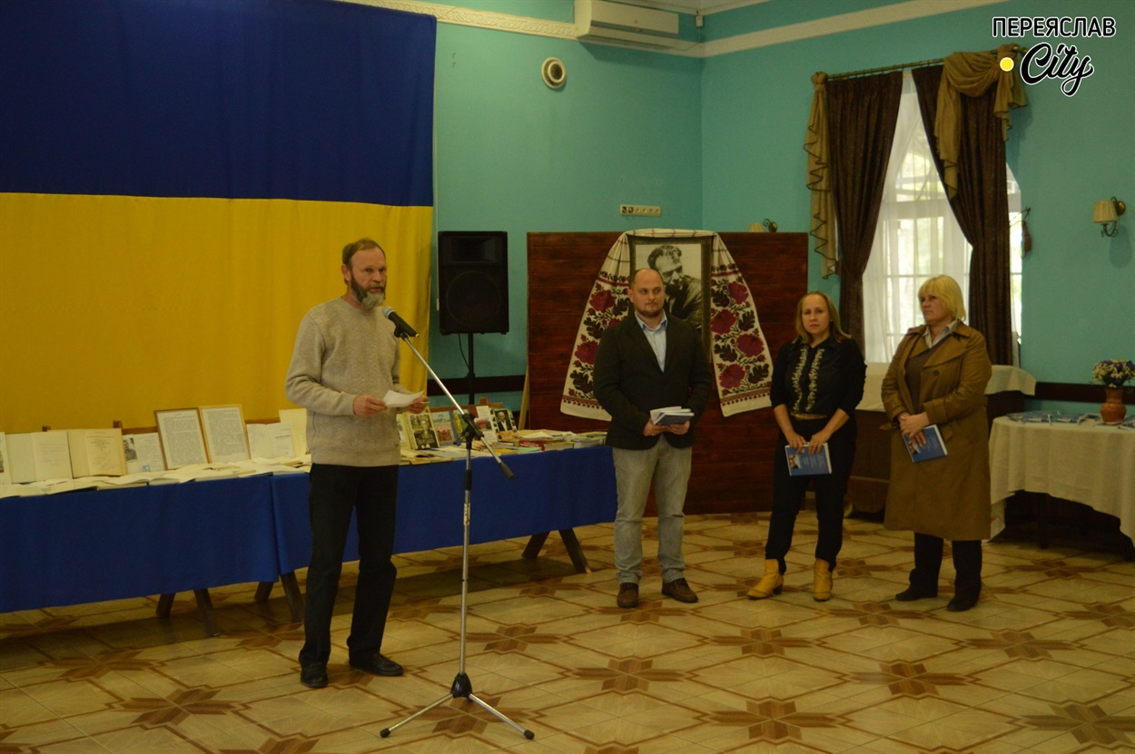 Книгу презентують заступник директора Олександр Колибенко, вчений секретар Ігор Гайдаєнко, провідний науковий співробітник Олена Жам, старший науковий співробітник Тетяна Грудевич 