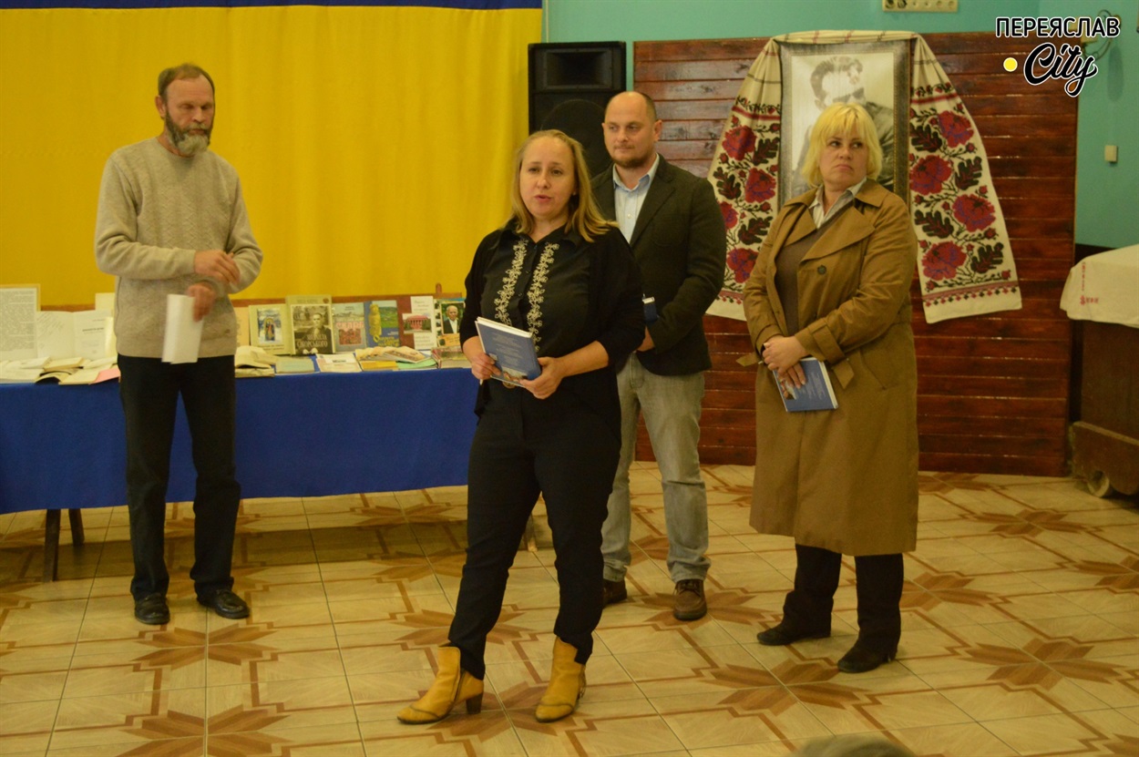 Книгу презентують заступник директора Олександр Колибенко, вчений секретар Ігор Гайдаєнко, провідний науковий співробітник Олена Жам, старший науковий співробітник Тетяна Грудевич 