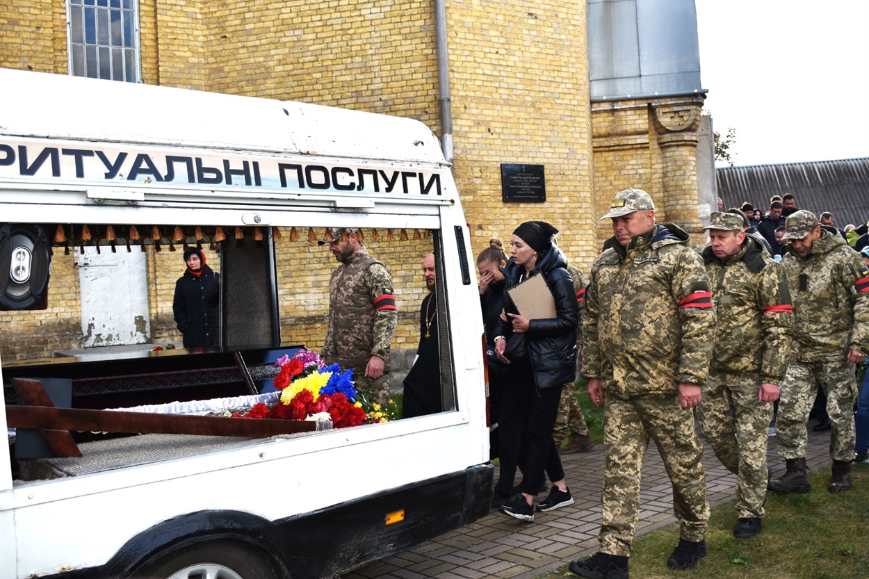 Траурний кортеж вирушає в Циблі 