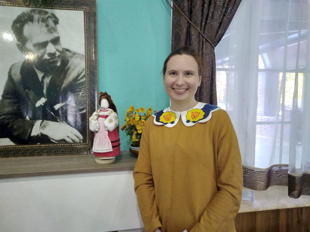 Любов Грибова із Запоріжжя з лялькою-мотанкою в «переяславській» сорочці 