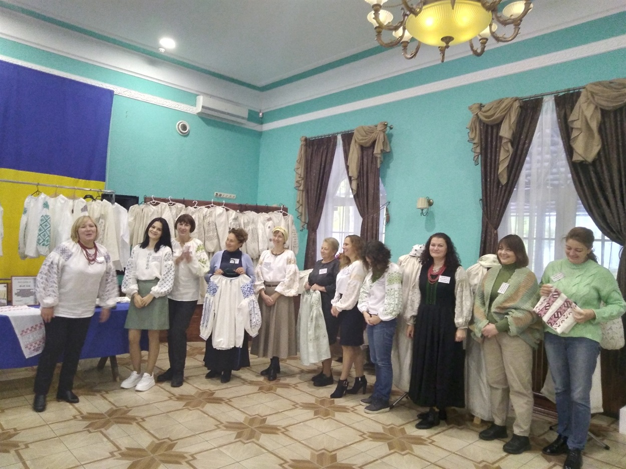 Вишивальниці – учасниці проєкту зі своїми виробами 