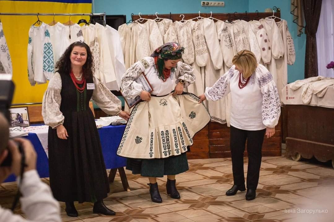 Організаторки заходу показують жіночу корсетку 