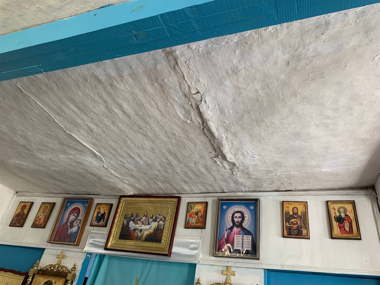 Те, що дах і стеля протікали видно і зараз