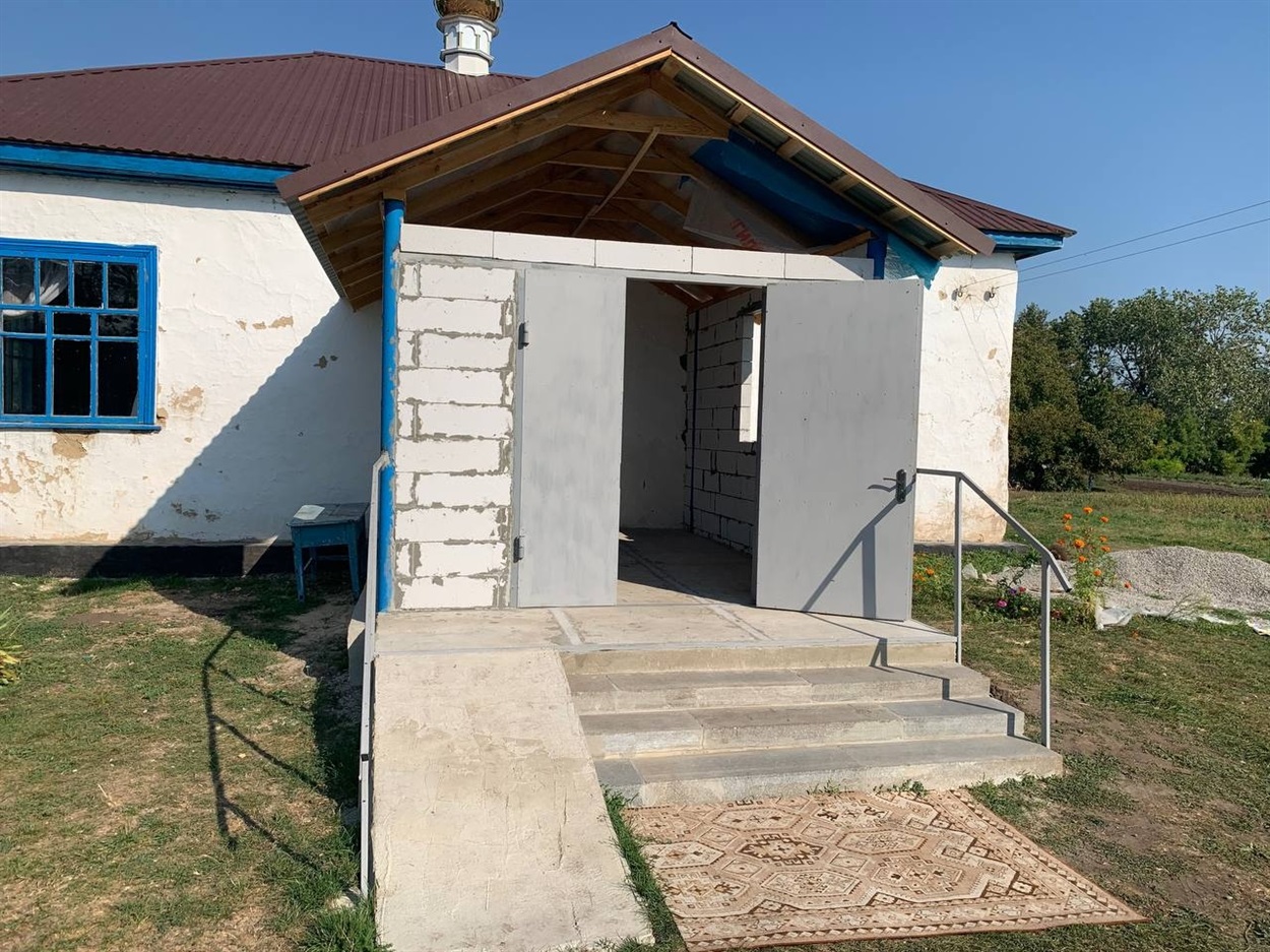 Вхід до церкви релігійна громада та небайдужі жителі збудували у вигляді паперті