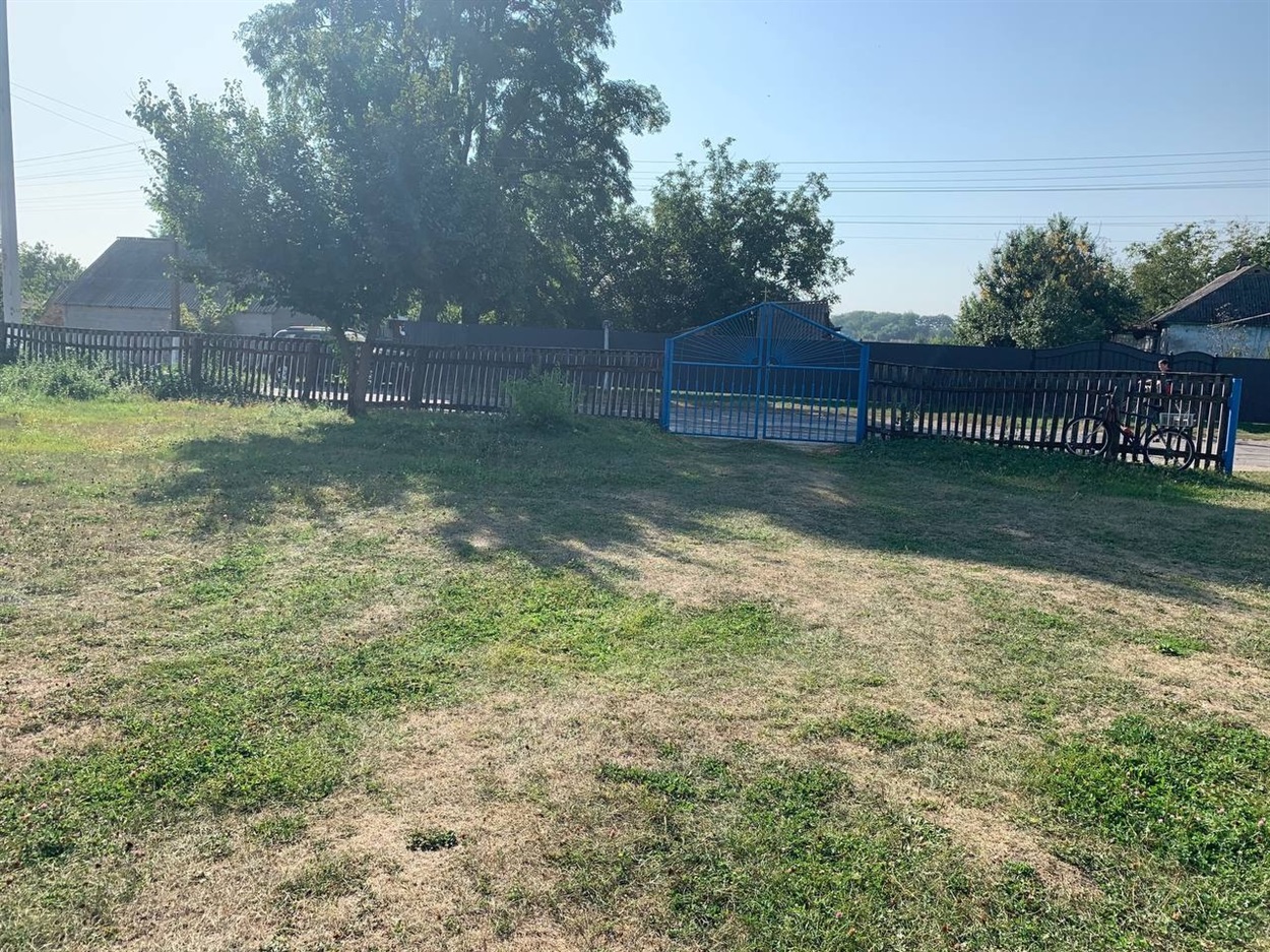 Нині паркан розміщений близько до дороги, місця для паркування автомобілів немає
