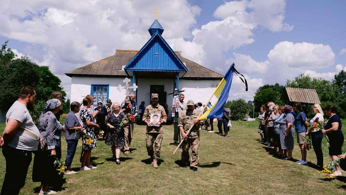 Похорон Захисника Євгена Сухоярського в мазінській церкві