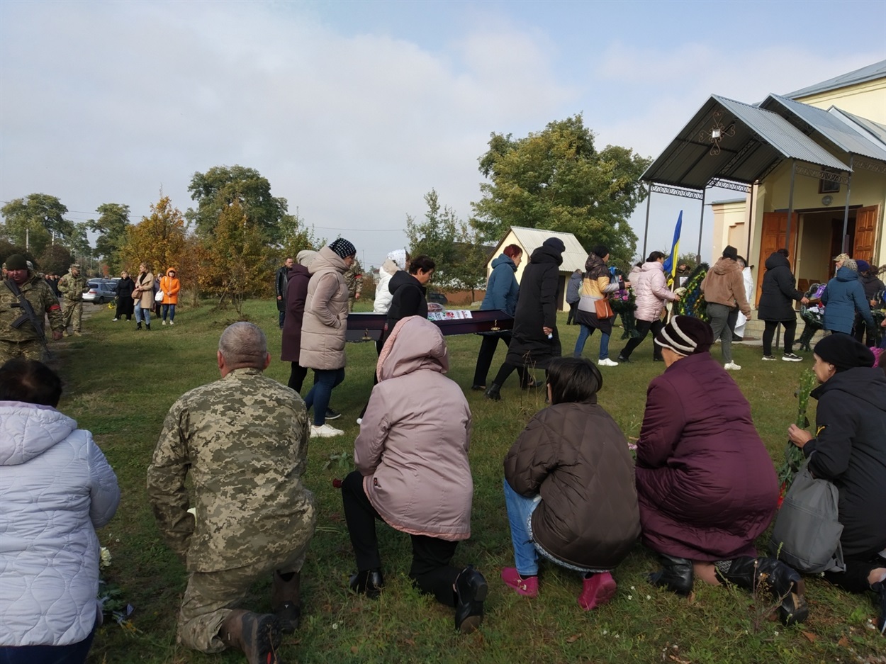 Люди на колінах віддали останню шану Герою 