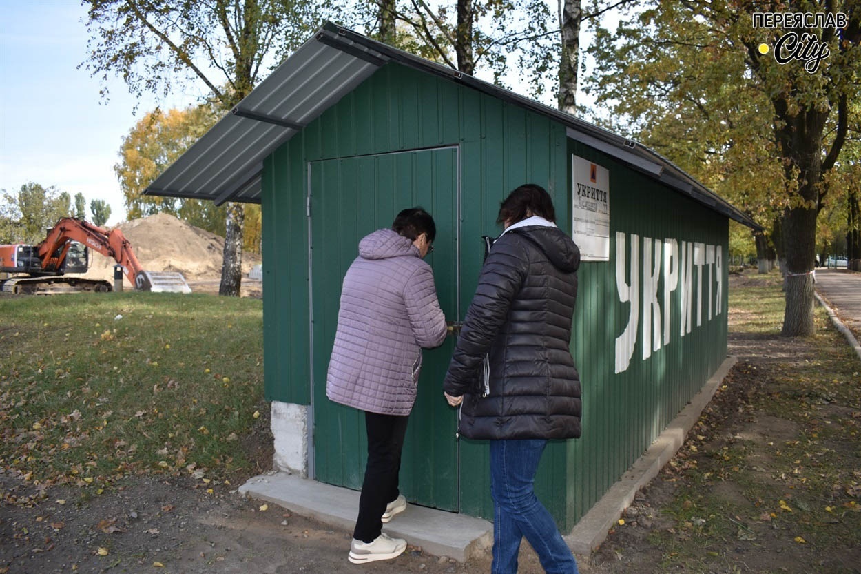 Головний вхід до найпростішого укриття облаштували під легкою надбудовою 