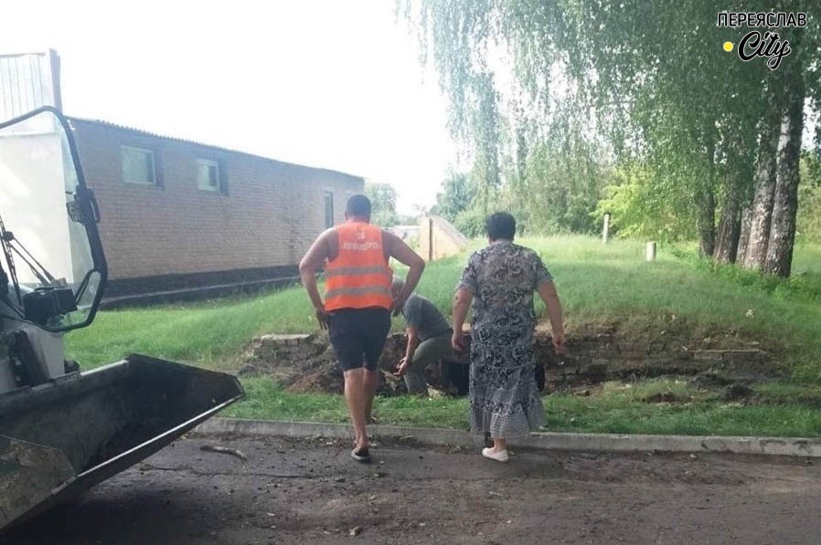 Біля шкільного овочесховища розкопали "нікому не відомий закинутий погріб" 
