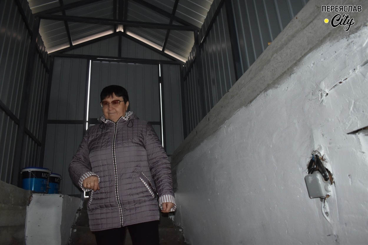 Головний вхід закрили легкою конструкцією з металопрофілю  