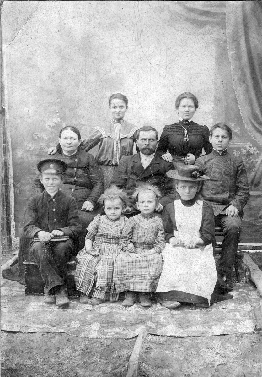 Світлина 1907-1908 року. Родина Мільгевського Івана Олексійовича. Та його дружини Тітка Євгенія розповіла що у третьому ряду праворуч стоїть моя бабуся Олександра, а ліворуч Єфросинія. У першому ряду сидять дівчатка з права на ліво У шкільній формі Поліна, Ганна (Галина), Марійка, яка померла дитиною. Про хлопчиків нічого не відомо.