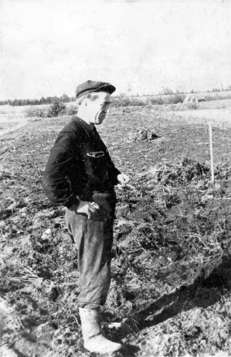 Дядько Микола в Естонії. Світлина 1952 року.
