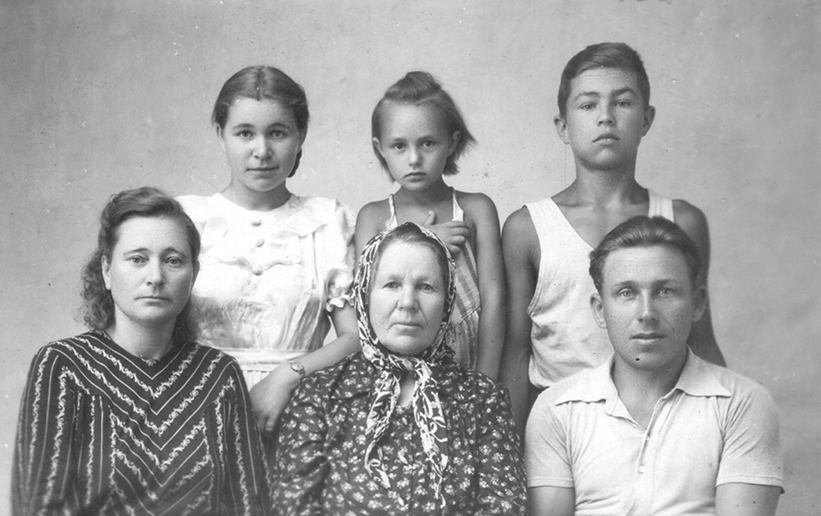 Зліва на право, перший ряд: донька Олександри від першого шлюбу Любов, бабуся Олександра, син Володимир (мій тато) від другого шлюбу. Стоять внуки донька Любові Валентина, донька Анатолія Надія, син Григорія Валерій. Світлина 1955 року.