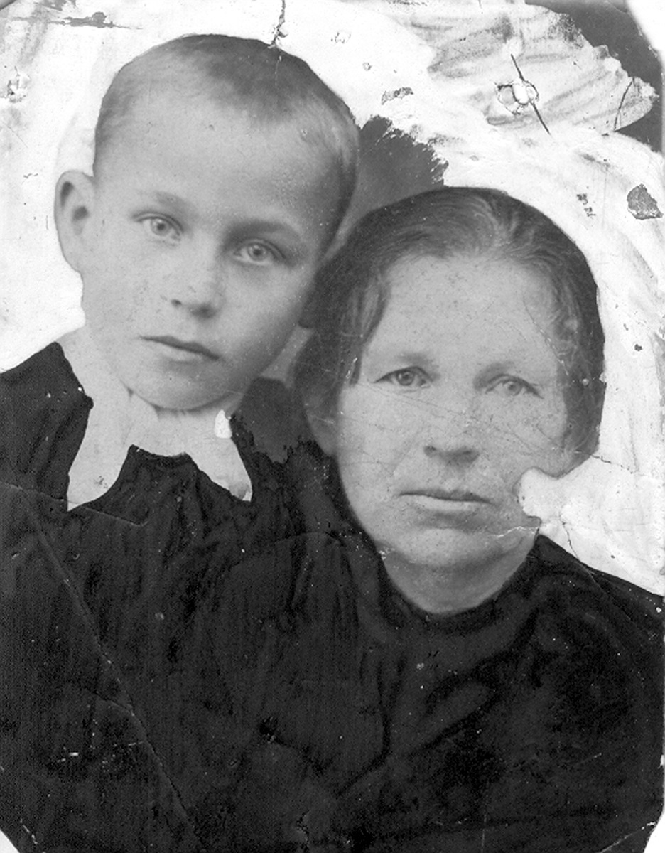 Мій тато зі своєю мамою Олександрою. Світлина 1938 року