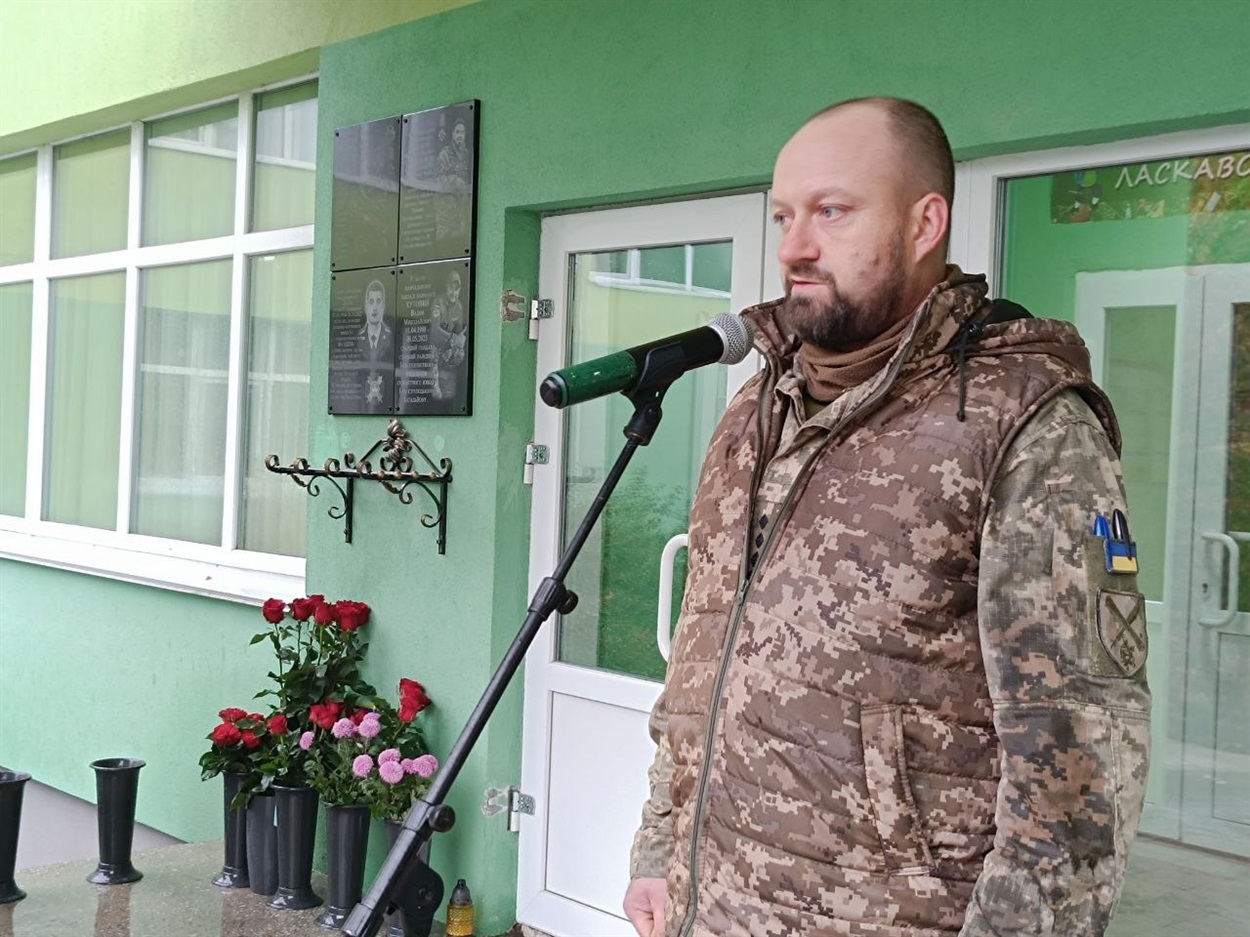 Виступає на мітингу капітан Андрій Загнойко