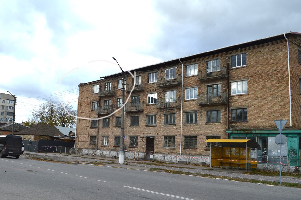 Частина даху колишнього гуртожитку ЦПТО опинилось на землі