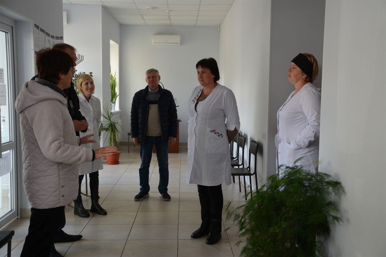 Ніну Кузнєцову вітають на посаді сімейного лікаря представники адміністрації Студениківської громади та с. Пристроми