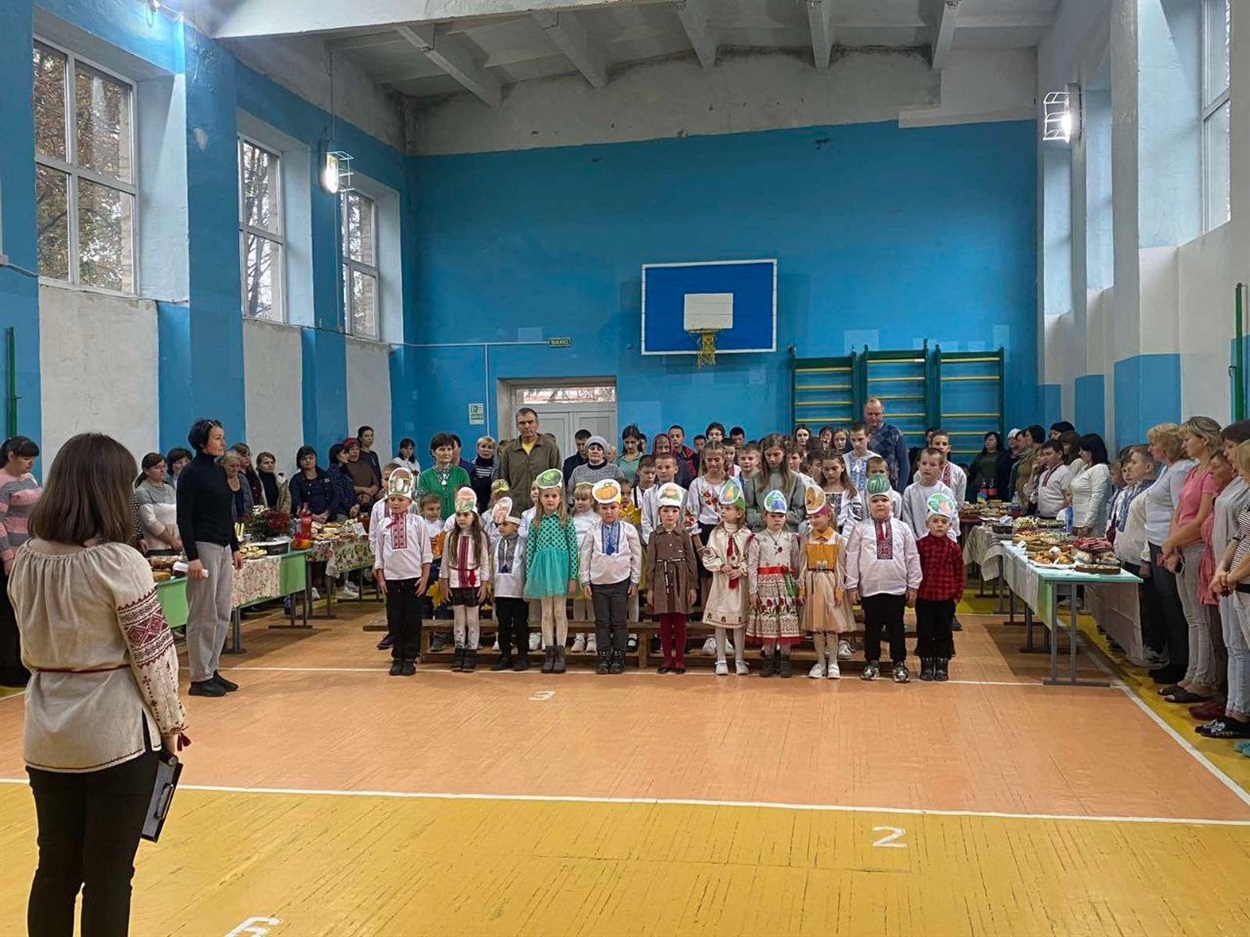 Перед благодійним ярмарком у гімназії відбулася концертна програма з нагоди Дня осені