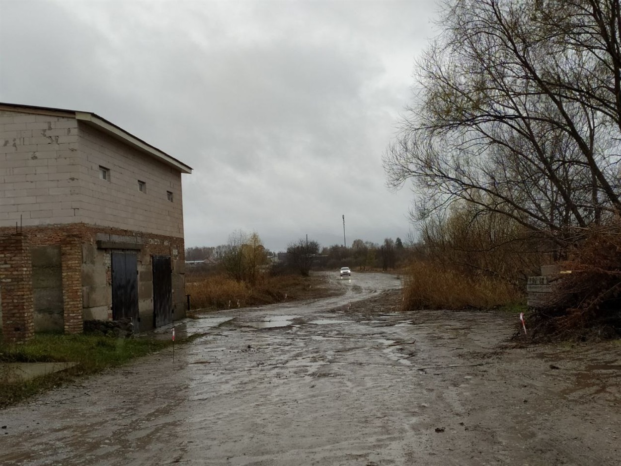 Підрядники на дорозі, що іменується міжквартальним роз'їздом, провели підготовчі роботи (встановили маркувальні кілочки) 