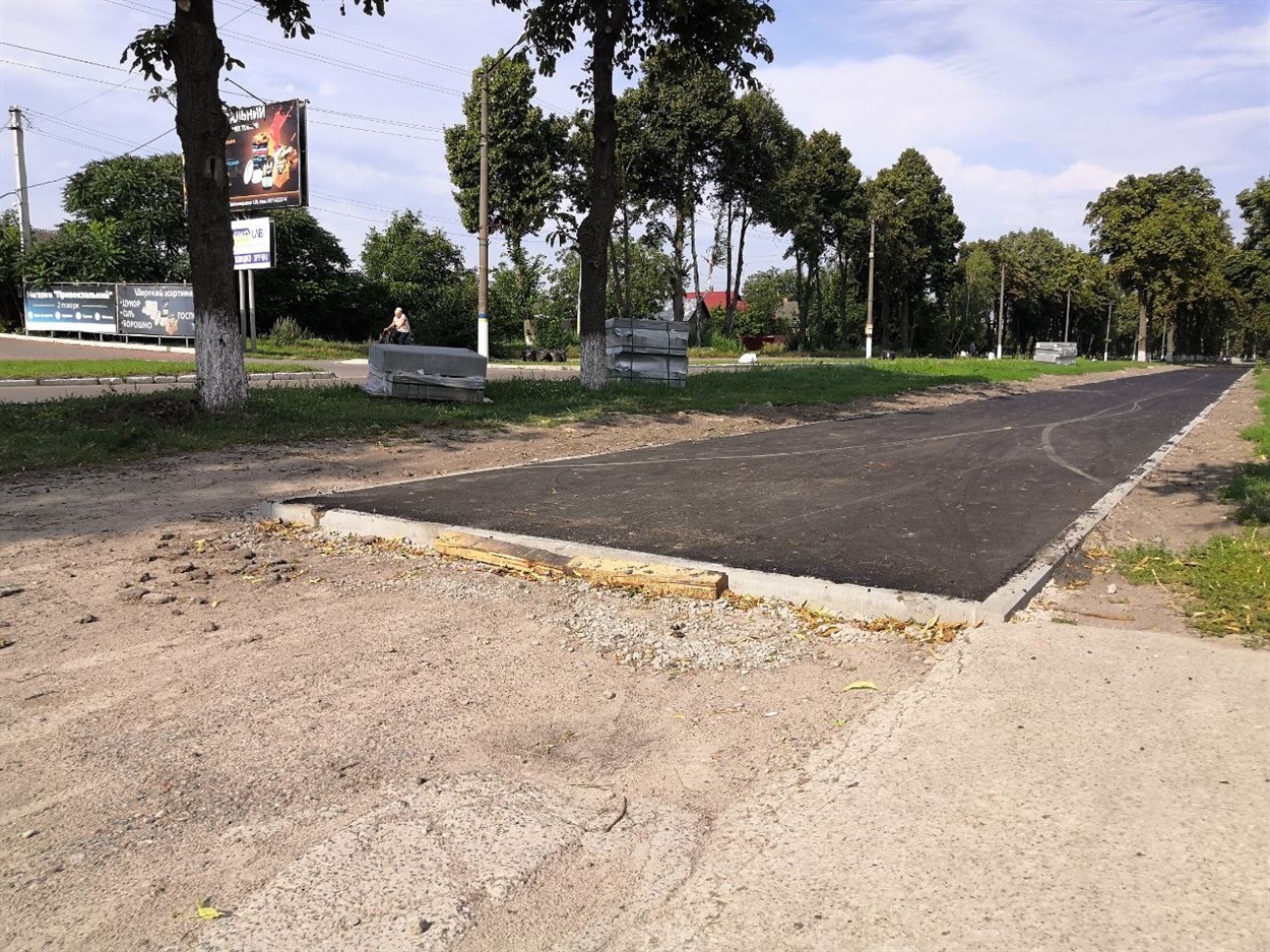 Цей тротуар на вул Б. Хмельницького збудувало ТОВ "Автобудтрек" за 6,3 млн грн 