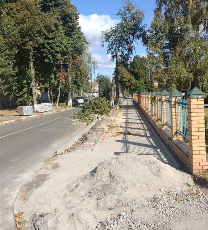 Будівництво тротуару на вул. Шевченка мали закінчити до 30 вересня, але не встигли, а потім Держаудит визнало тендер незаконним
