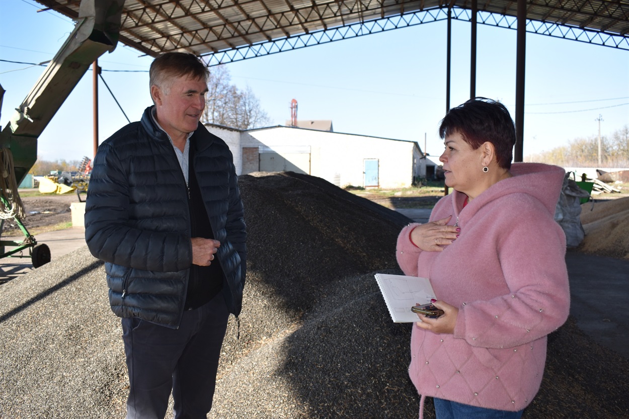 Віктор Шеремета з представницею моніторингової служби з сертифікації продукції 