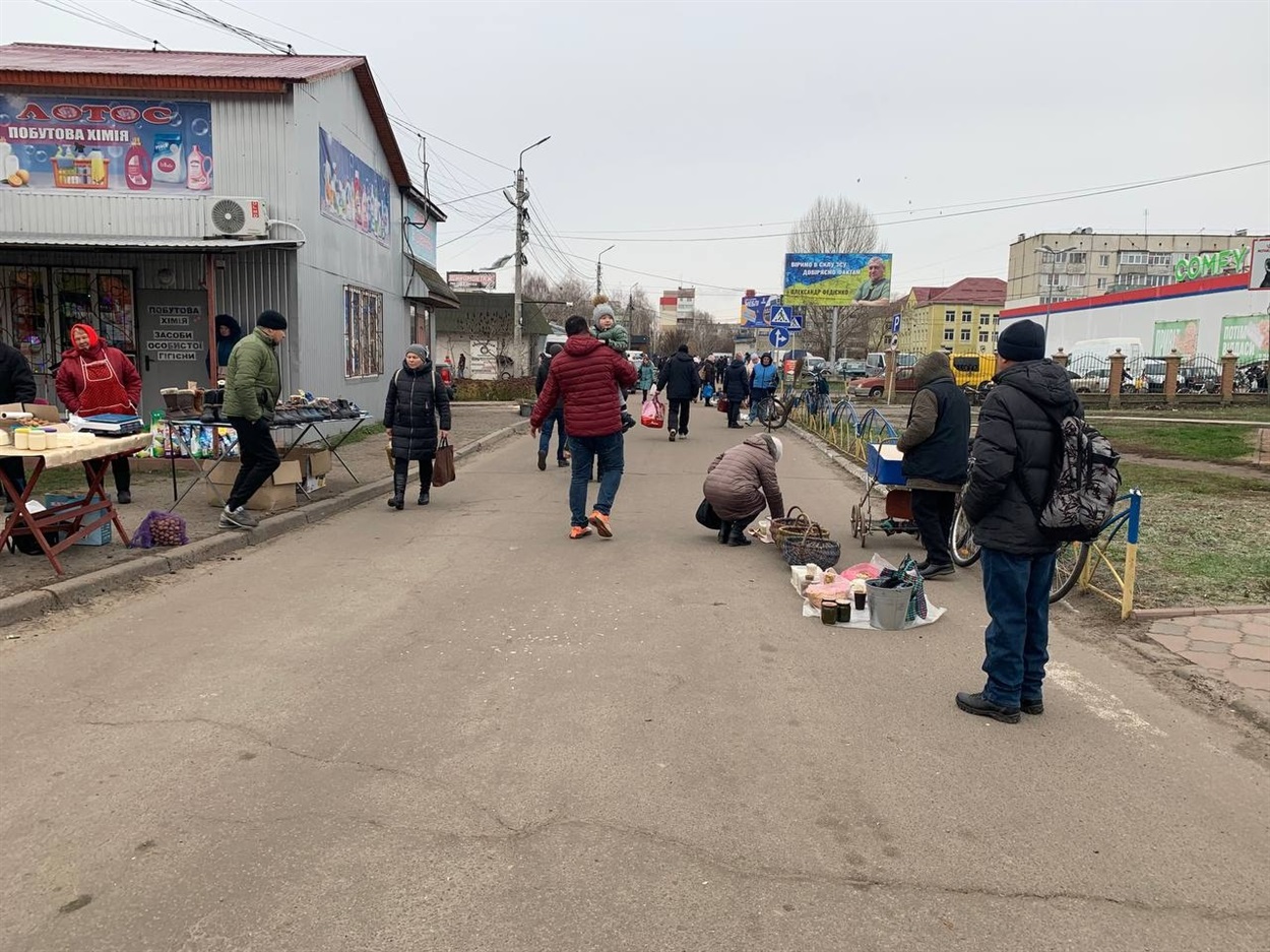 Зазвичай "усипана" продавцями вулиця, сьогодні майже "пуста"