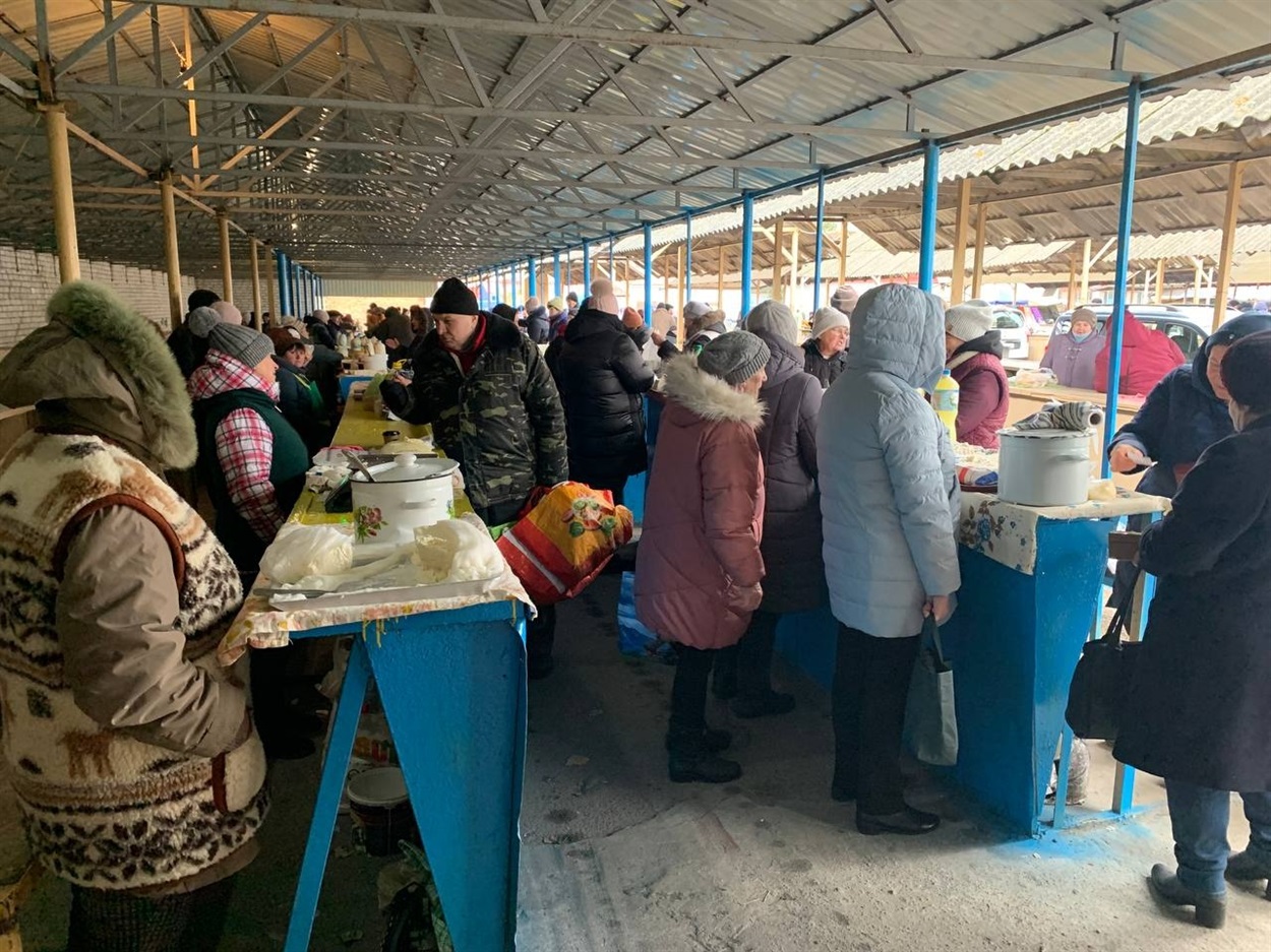 У "молочному" павільйоні, як і зазвичай, – людно