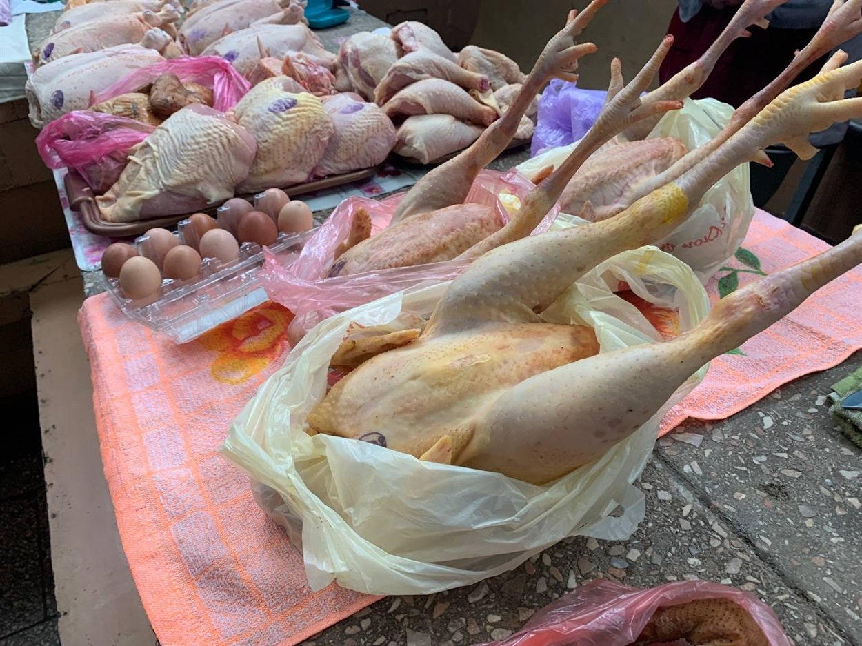 Традиційно курятину можна купити цілою тушкою, або ж окремими її частинами