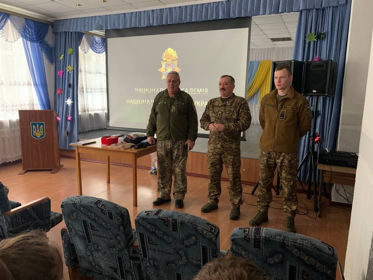 Віктор Воскобоєв, прес-офіцер, розповідає ліцеїстам про мету візити до них військовослужбовців Нацгвардії